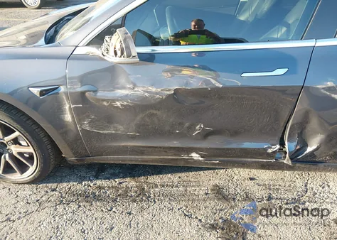 2018 Tesla Model 3 Long Range/Mid Range z USA, uszkodzony, nr VIN 5YJ3E1EA8JF102087